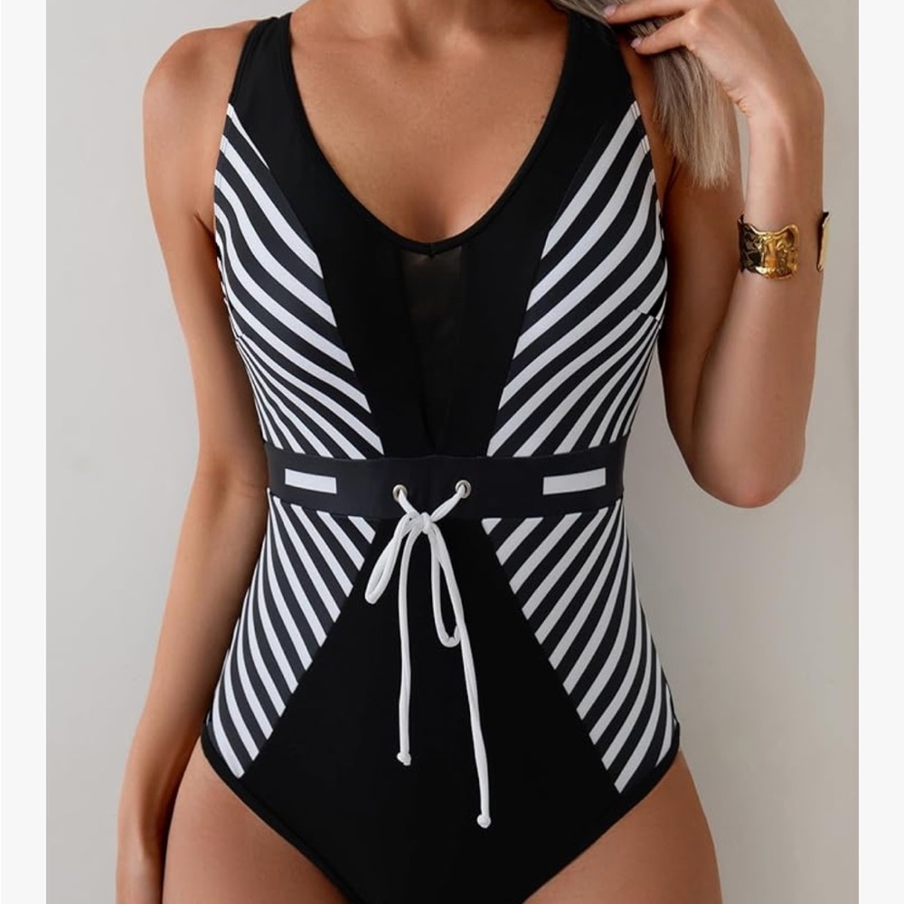 Black and White Sliming Print One-Piece Swimsuit